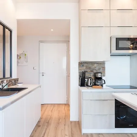 Sea View - Promenade Des 1 Bdr Apartment *